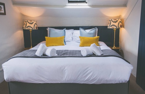 Dartmouth Hotel | Bayards Cove Inn