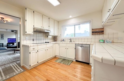 Country Club House | Bayfront Oasis | Deck, Fire Pit, Kayaks – Near Wine Country