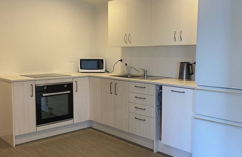 Whangarei Heads Cottage | ‘BAYHAVEN’ on the waters edge at beautiful McKenzie Bay, Whangarei Heads