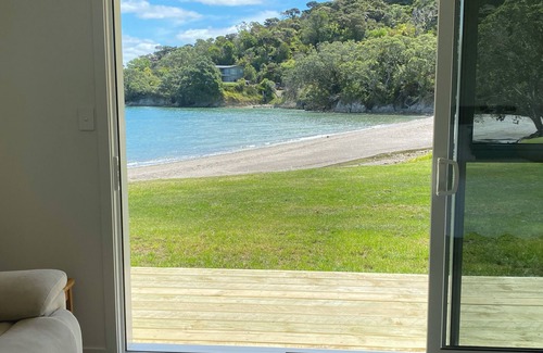 Whangarei Heads Cottage | ‘BAYHAVEN’ on the waters edge at beautiful McKenzie Bay, Whangarei Heads