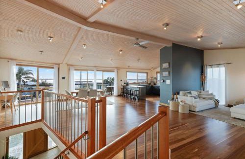 Corinella House | Bayside Oceanview Getaway