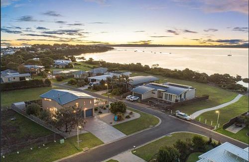 Corinella House | Bayside Oceanview Getaway