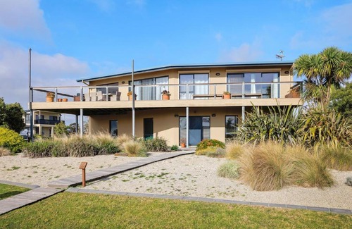 Corinella House | Bayside Oceanview Getaway