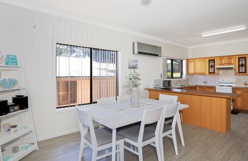Erowal Bay House | Bayview - Absolute Waterfront with Jetty - 5 Mins to Hyams Beach