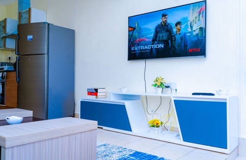 Diani Beach Apartment | Beach access, swimming pools, parking, gym, lifts, WIFI, Smart TV, Netflix.