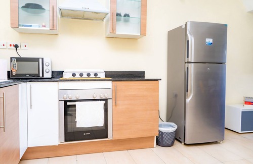 Diani Beach Apartment | Beach access, swimming pools, parking, gym, lifts, WIFI, Smart TV, Netflix.