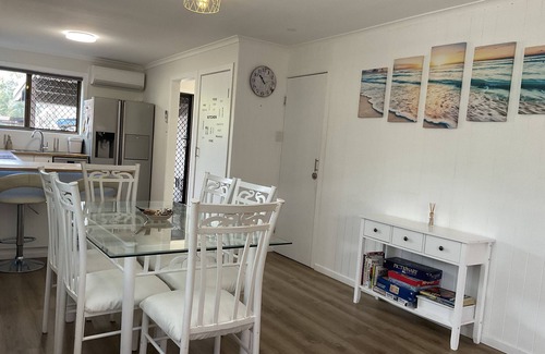 Tannum Sands House | BEACH AVE - WALK TO BEACH, SHOPS & TAVERN