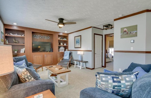 Chincoteague House | Beach Bay Pony Place with Ponies 1 Mi to Water!