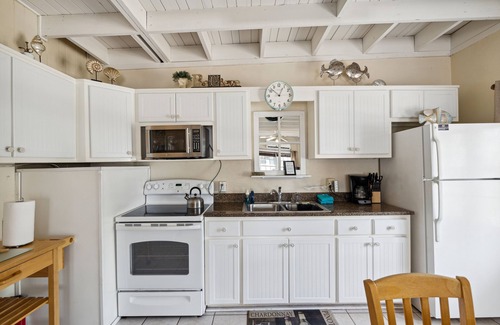 Laguna Beach Cottage | Beach getaway 100 yards from the beach.