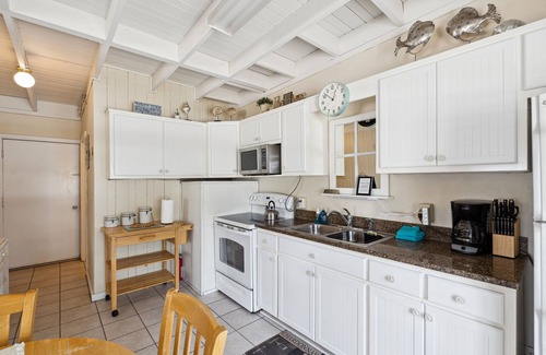 Laguna Beach Cottage | Beach getaway 100 yards from the beach.