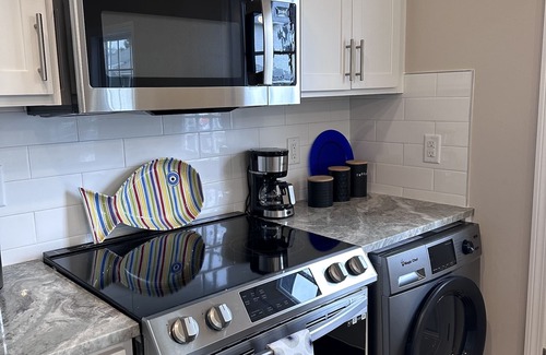 Hampton House | Beach House, Minutes' walk to Casino Area and the Sand, Newly Renovated.