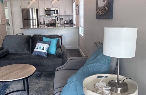 Hampton House | Beach House, Minutes' walk to Casino Area and the Sand, Newly Renovated.