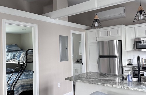 Hampton House | Beach House, Minutes' walk to Casino Area and the Sand, Newly Renovated.