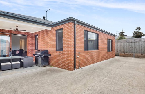 Indented Head House | Beach Life - Modern beach bound entertainment