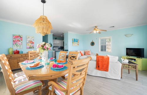 Gambier House | Beach, Ocean View Pool, King Bed - Walking distance to Restaurants & the Beach!