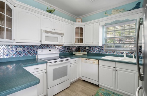 Gambier House | Beach, Ocean View Pool, King Bed - Walking distance to Restaurants & the Beach!