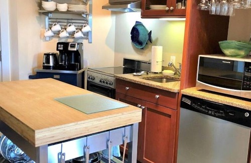 York Beach Condo | 🏖️BEACH STREET RETREAT~ OCEAN VIEW 2BR- 2BA condo in ❤️ of Short Sands Village!