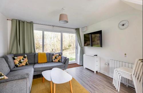 Pembroke House | Beach Woods Coastal Path chalet