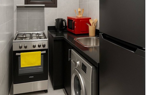 Al-Manasrah Ski Chalet | Beachfront Chalet in Porto Said with Pool and Garden