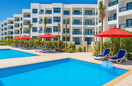 Al-Manasrah Ski Chalet | Beachfront Chalet in Porto Said with Pool and Garden