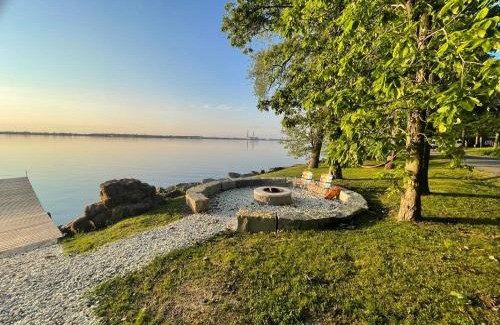 Cressy House | Beachfront Cottage in Prince Edward County