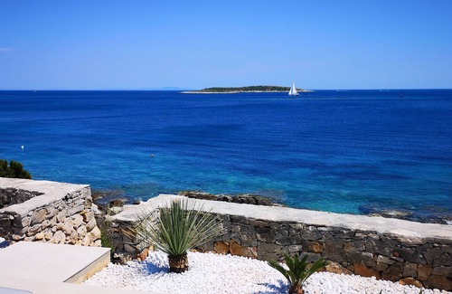 Milna Villa | Beachfront house with Pool and Jakuzzi -maximum comfort and privacy .