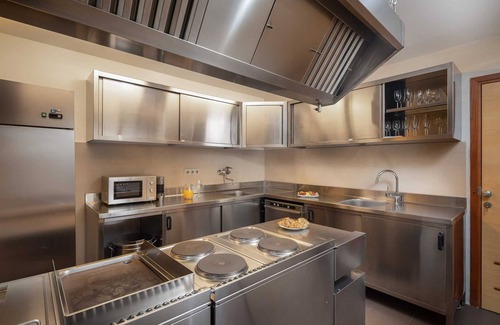 Ruskamen Villa | Beachfront Villa Castellum with Pool