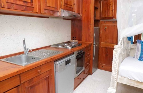 Malindi House | Beachside 2-bedroom cottage in beach resort with AC, Wi-Fi, Restaurant & Bar