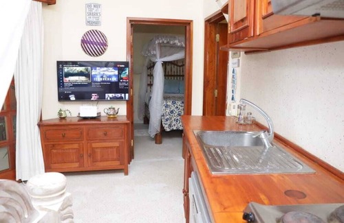 Malindi House | Beachside 2-bedroom cottage in beach resort with AC, Wi-Fi, Restaurant & Bar