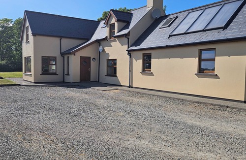 Skibbereen House | Beacon View House, 4-Beds, Sleeps 8, Parking