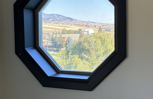 Sweetwater Cabin | Bear Lake Cabin on golf course. Ideal Beach access, private hot tub, hammocks!