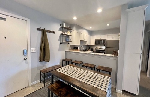 West Dover Condo | 'Bear Paw Lodge' at the BASE of Mt Snow Indoor Pool, Hot Tub