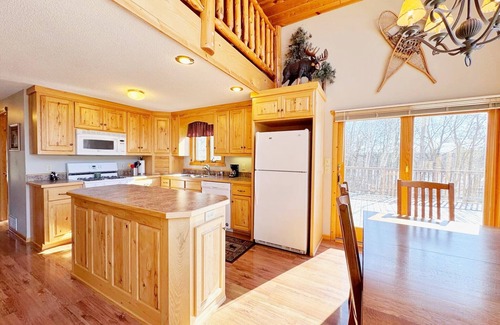 Backus House | Bear Peak Cabin, Beautiful Secluded Lake Cabin with Panoramic Views!