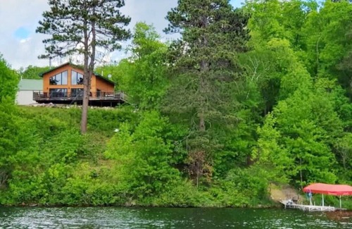 Backus House | Bear Peak Cabin, Beautiful Secluded Lake Cabin with Panoramic Views!