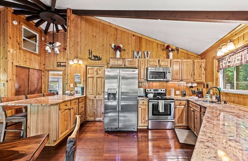 Maggie Valley Cabin | Beary Round Retreat - Views, 3 Master Suites, Minutes to Downtown, Large Deck!