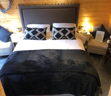 Headley Down Cabin | Beauslodge Authentic Log Cabin With Private Hot Tub