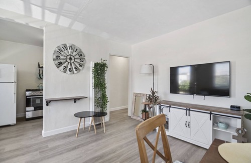 Mission Beach House | Beautiful 1B1B beach condo sleeps 4 with FREE Parking and dog friendly