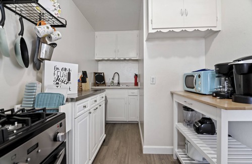 Mission Beach House | Beautiful 1B1B beach condo sleeps 4 with FREE Parking and dog friendly