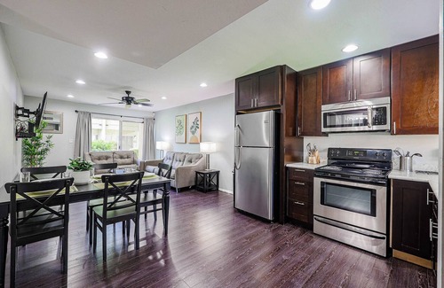 Fashion Square Apartment | Beautiful 1BR Condo with Pool for Relaxing Stays Next to Mall & Bars