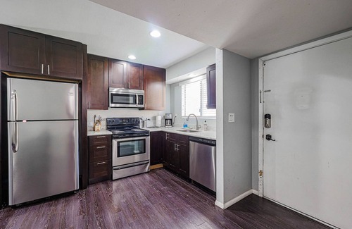 Fashion Square Apartment | Beautiful 1BR Condo with Pool for Relaxing Stays Next to Mall & Bars