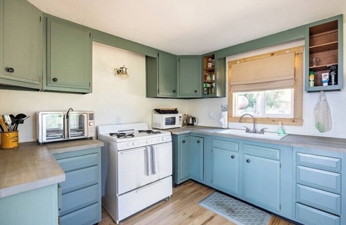 Howard Cabin | Beautiful 2-bedroom cabin in Cotopaxi with stunning mountain views