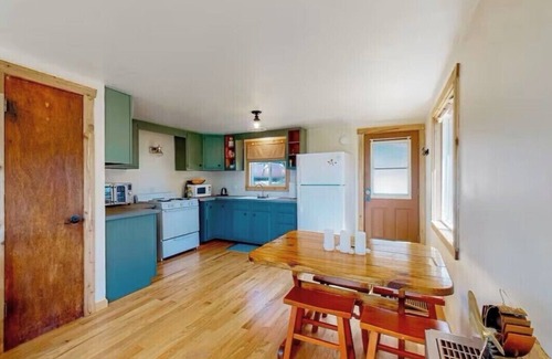 Howard Cabin | Beautiful 2-bedroom cabin in Cotopaxi with stunning mountain views