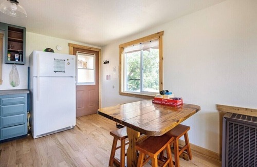 Howard Cabin | Beautiful 2-bedroom cabin in Cotopaxi with stunning mountain views