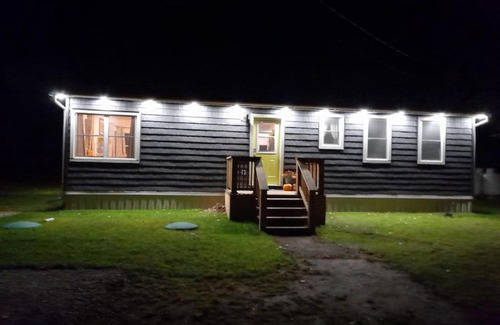 Coe Hill House | Beautiful 2 Bedroom Waterfront Cottage