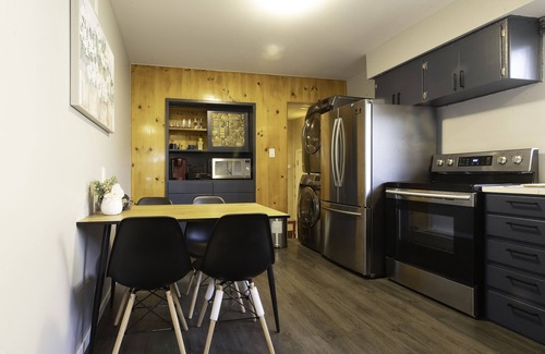 Haysboro House | Beautiful 2BR perfect location/1 min walk to LRT