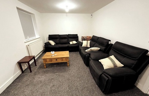 Burnley House | Beautiful 3-Bed Home - Quiet and Modern Retreat