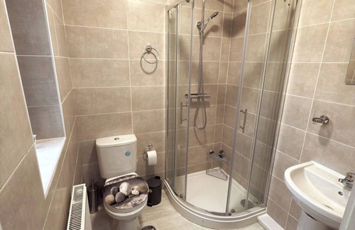 Burnley House | Beautiful 3-Bed Home - Quiet and Modern Retreat