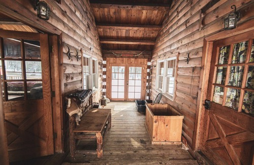 Lyman House | Beautiful 3bd + Loft Log Cabin in Lakeside All Inclusive Resort