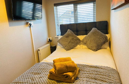 Bloxwich House | Beautiful 4-Bed House in Birmingham AIRPORT NEC