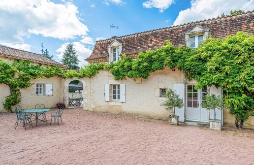 Bourdeilles Villa | Beautiful 4 Bedroom Villa with Private Pool and Starlink WIFI